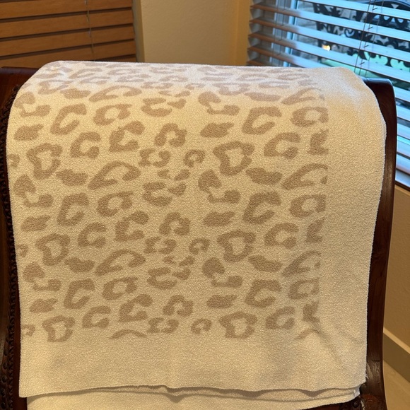 Barefoot Dreams CozyChic in the Wild Throw - Picture 3 of 6